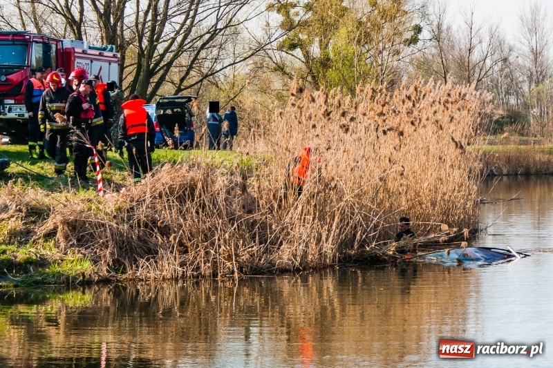 Zdjęcie w galerii na portalu naszraciborz.pl: Mega City wyciągnęło ze żwirowni zatopionego forda [FOTO i WIDEO] wiadomości z regionu