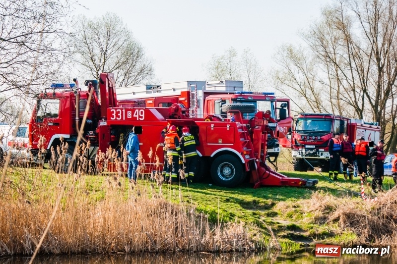 Zdjęcie w galerii na portalu naszraciborz.pl: Mega City wyciągnęło ze żwirowni zatopionego forda [FOTO i WIDEO] wiadomości z regionu