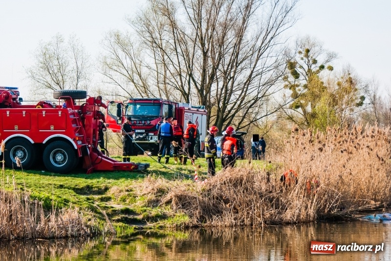 Zdjęcie w galerii na portalu naszraciborz.pl: Mega City wyciągnęło ze żwirowni zatopionego forda [FOTO i WIDEO] wiadomości z regionu