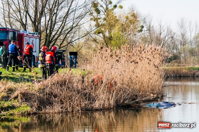 Zdjęcie w galerii na portalu naszraciborz.pl: Mega City wyciągnęło ze żwirowni zatopionego forda [FOTO i WIDEO] wiadomości z regionu