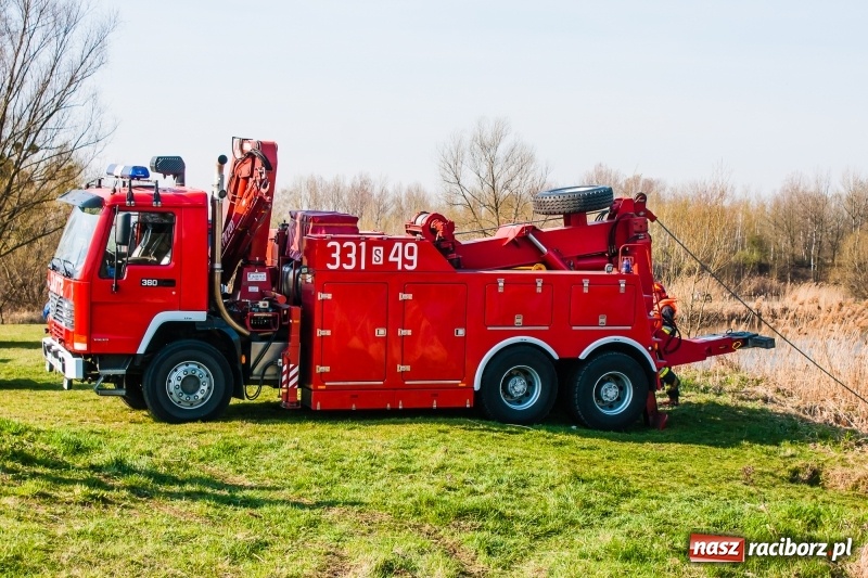 Zdjęcie w galerii na portalu naszraciborz.pl: Mega City wyciągnęło ze żwirowni zatopionego forda [FOTO i WIDEO] wiadomości z regionu