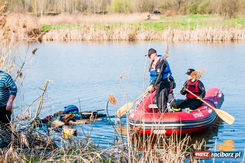 Zdjęcie w galerii na portalu naszraciborz.pl: Mega City wyciągnęło ze żwirowni zatopionego forda [FOTO i WIDEO] wiadomości z regionu