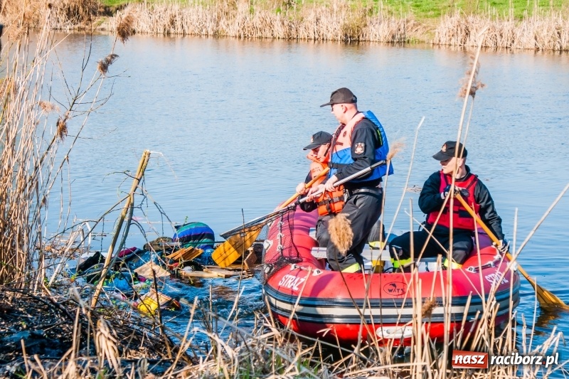 Zdjęcie w galerii na portalu naszraciborz.pl: Mega City wyciągnęło ze żwirowni zatopionego forda [FOTO i WIDEO] wiadomości z regionu
