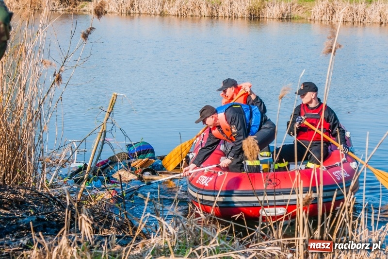 Zdjęcie w galerii na portalu naszraciborz.pl: Mega City wyciągnęło ze żwirowni zatopionego forda [FOTO i WIDEO] wiadomości z regionu