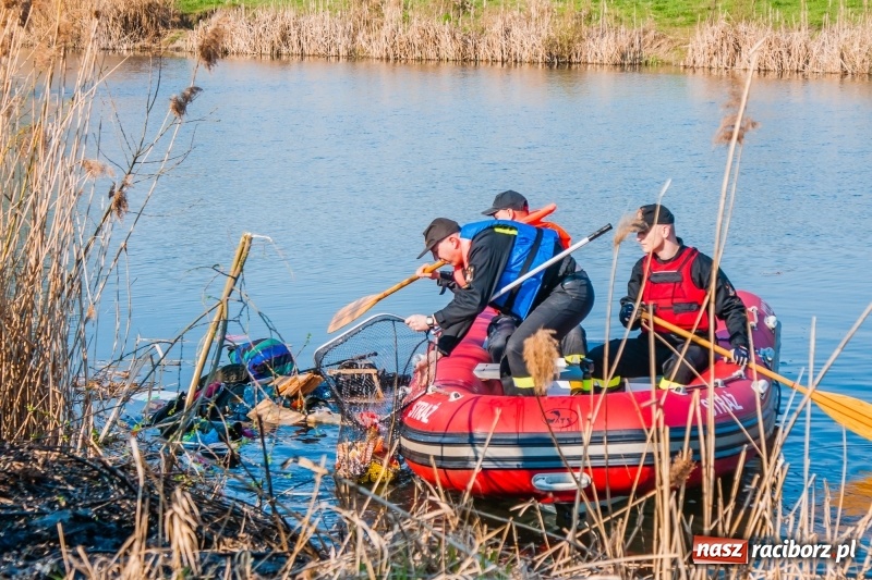 Zdjęcie w galerii na portalu naszraciborz.pl: Mega City wyciągnęło ze żwirowni zatopionego forda [FOTO i WIDEO] wiadomości z regionu