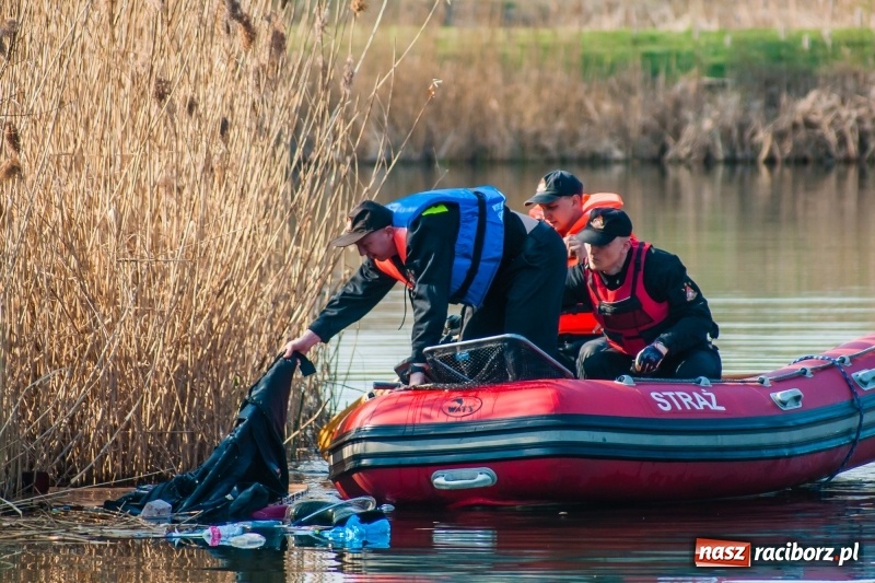 Zdjęcie w galerii na portalu naszraciborz.pl: Mega City wyciągnęło ze żwirowni zatopionego forda [FOTO i WIDEO] wiadomości z regionu