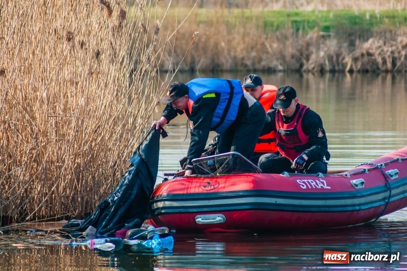 Zdjęcie w galerii na portalu naszraciborz.pl: Mega City wyciągnęło ze żwirowni zatopionego forda [FOTO i WIDEO] wiadomości z regionu