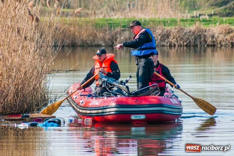 Zdjęcie w galerii na portalu naszraciborz.pl: Mega City wyciągnęło ze żwirowni zatopionego forda [FOTO i WIDEO] wiadomości z regionu