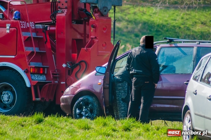 Zdjęcie w galerii na portalu naszraciborz.pl: Mega City wyciągnęło ze żwirowni zatopionego forda [FOTO i WIDEO] wiadomości z regionu