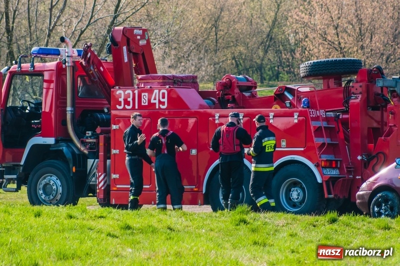 Zdjęcie w galerii na portalu naszraciborz.pl: Mega City wyciągnęło ze żwirowni zatopionego forda [FOTO i WIDEO] wiadomości z regionu