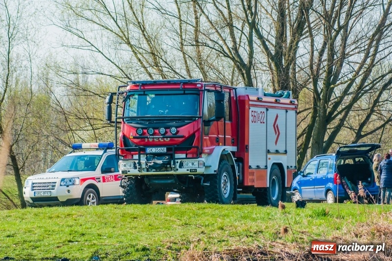 Zdjęcie w galerii na portalu naszraciborz.pl: Mega City wyciągnęło ze żwirowni zatopionego forda [FOTO i WIDEO] wiadomości z regionu