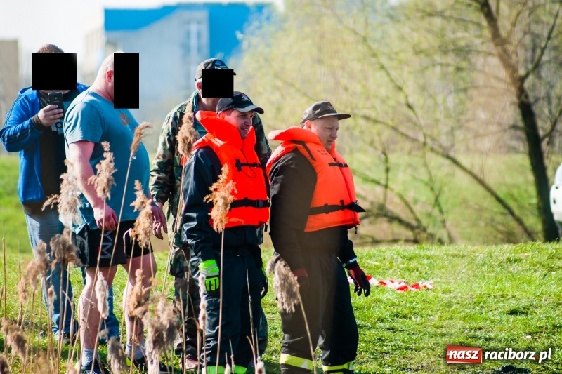 Zdjęcie w galerii na portalu naszraciborz.pl: Mega City wyciągnęło ze żwirowni zatopionego forda [FOTO i WIDEO] wiadomości z regionu