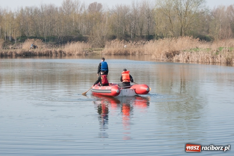 Zdjęcie w galerii na portalu naszraciborz.pl: Mega City wyciągnęło ze żwirowni zatopionego forda [FOTO i WIDEO] wiadomości z regionu