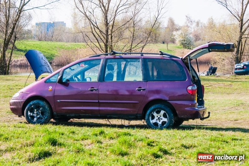 Zdjęcie w galerii na portalu naszraciborz.pl: Mega City wyciągnęło ze żwirowni zatopionego forda [FOTO i WIDEO] wiadomości z regionu