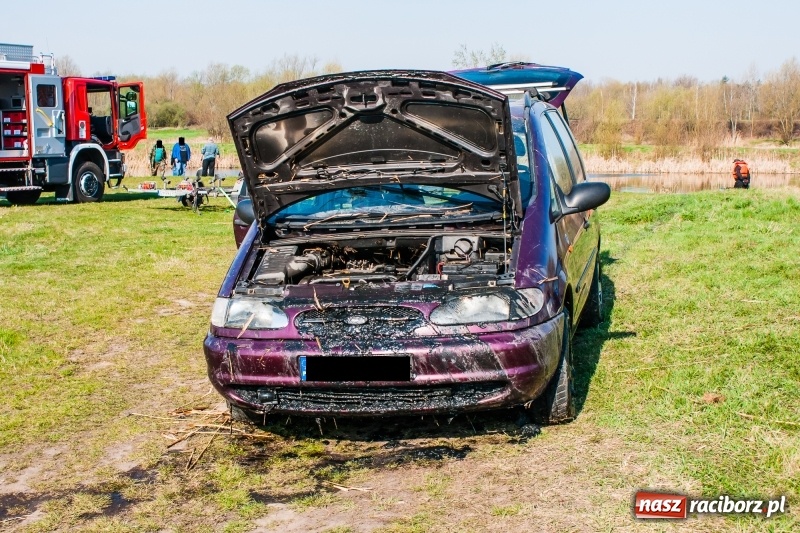 Zdjęcie w galerii na portalu naszraciborz.pl: Mega City wyciągnęło ze żwirowni zatopionego forda [FOTO i WIDEO] wiadomości z regionu