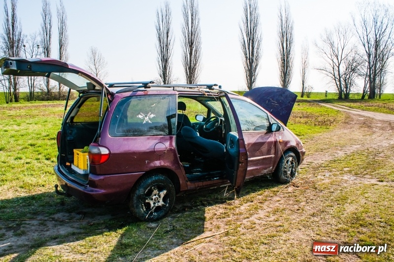 Zdjęcie w galerii na portalu naszraciborz.pl: Mega City wyciągnęło ze żwirowni zatopionego forda [FOTO i WIDEO] wiadomości z regionu
