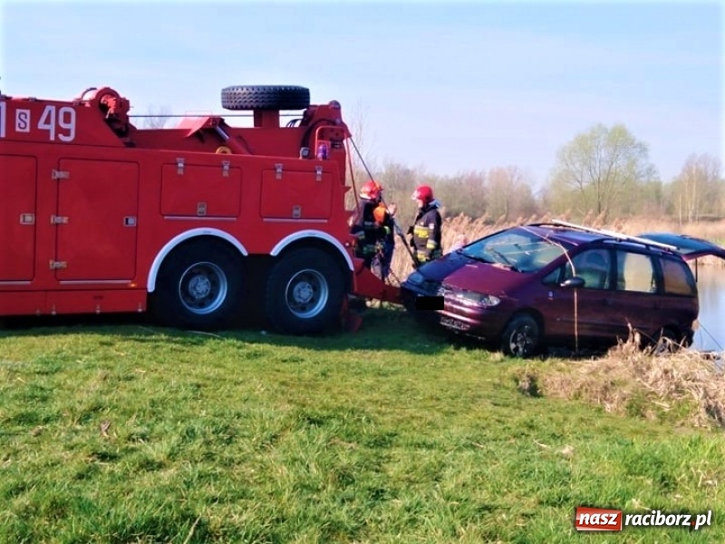 Zdjęcie w galerii na portalu naszraciborz.pl: Mega City wyciągnęło ze żwirowni zatopionego forda [FOTO i WIDEO] wiadomości z regionu