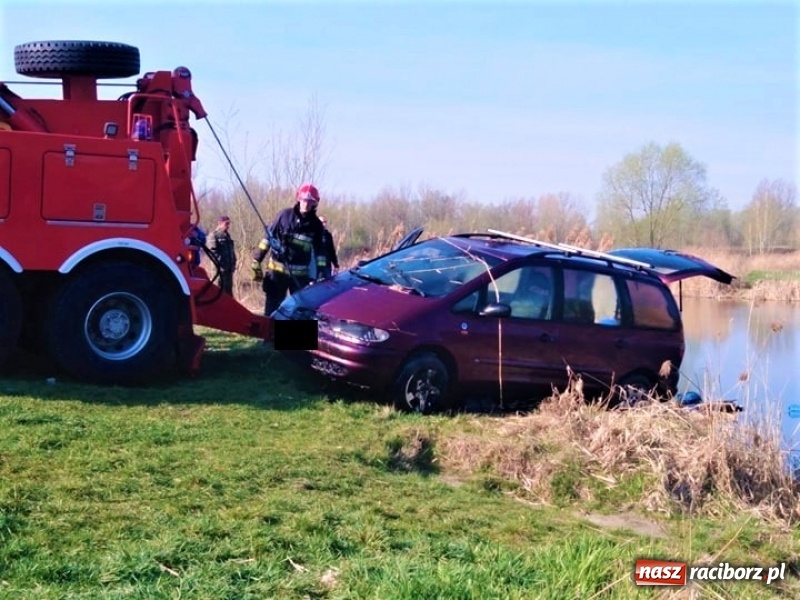 Zdjęcie w galerii na portalu naszraciborz.pl: Mega City wyciągnęło ze żwirowni zatopionego forda [FOTO i WIDEO] wiadomości z regionu