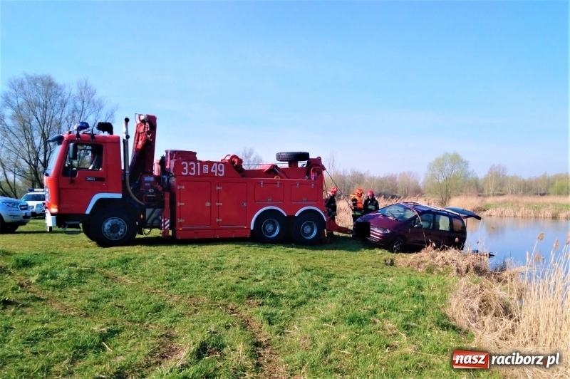 Zdjęcie w galerii na portalu naszraciborz.pl: Mega City wyciągnęło ze żwirowni zatopionego forda [FOTO i WIDEO] wiadomości z regionu