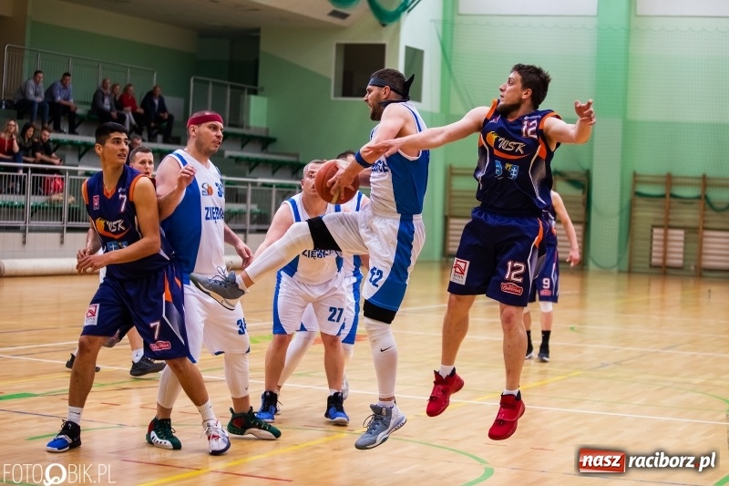 Zdjęcie w galerii na portalu naszraciborz.pl: Dreszczowiec w Arenie Rafako. Raciborska Ofensywa wygrała jednym punktem! [FOTO i WIDEO] wiadomości z regionu
