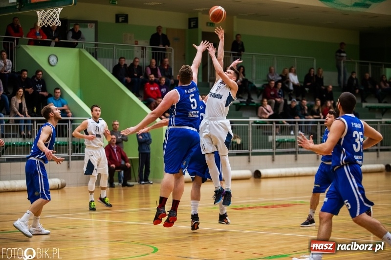 Zdjęcie w galerii na portalu naszraciborz.pl: Dreszczowiec w Arenie Rafako. Raciborska Ofensywa wygrała jednym punktem! [FOTO i WIDEO] wiadomości z regionu