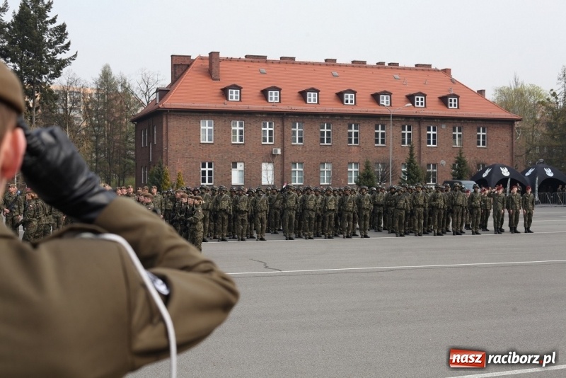 Zdjęcie w galerii na portalu naszraciborz.pl: Kolejni śląscy terytorialsi złożyli przysięgę. Kuźnia Raciborska nadal w grze  wiadomości z regionu