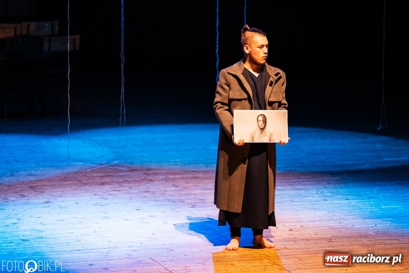 Zdjęcie w galerii na portalu naszraciborz.pl: Spektakl w wykonaniu grupy teatralnej Melpomena w RCK wiadomości z regionu