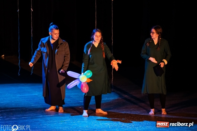 Zdjęcie w galerii na portalu naszraciborz.pl: Spektakl w wykonaniu grupy teatralnej Melpomena w RCK wiadomości z regionu
