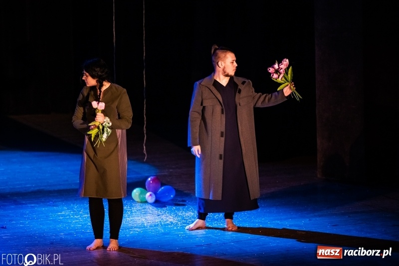 Zdjęcie w galerii na portalu naszraciborz.pl: Spektakl w wykonaniu grupy teatralnej Melpomena w RCK wiadomości z regionu