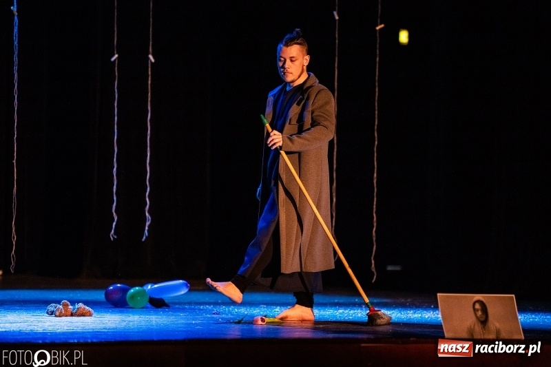 Zdjęcie w galerii na portalu naszraciborz.pl: Spektakl w wykonaniu grupy teatralnej Melpomena w RCK wiadomości z regionu