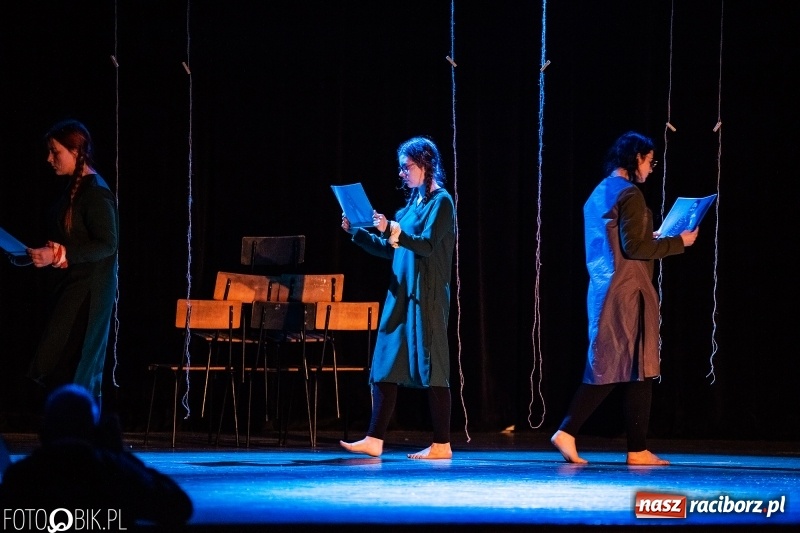 Zdjęcie w galerii na portalu naszraciborz.pl: Spektakl w wykonaniu grupy teatralnej Melpomena w RCK wiadomości z regionu