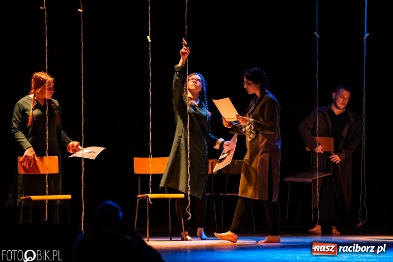 Zdjęcie w galerii na portalu naszraciborz.pl: Spektakl w wykonaniu grupy teatralnej Melpomena w RCK wiadomości z regionu