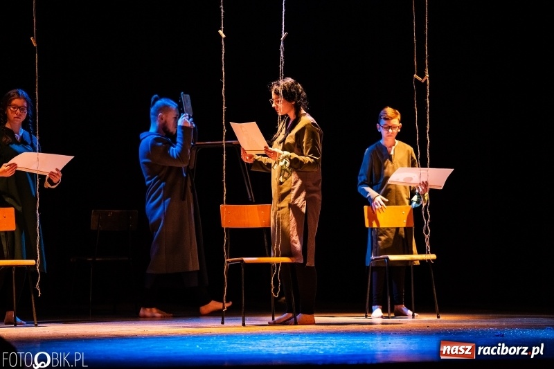 Zdjęcie w galerii na portalu naszraciborz.pl: Spektakl w wykonaniu grupy teatralnej Melpomena w RCK wiadomości z regionu