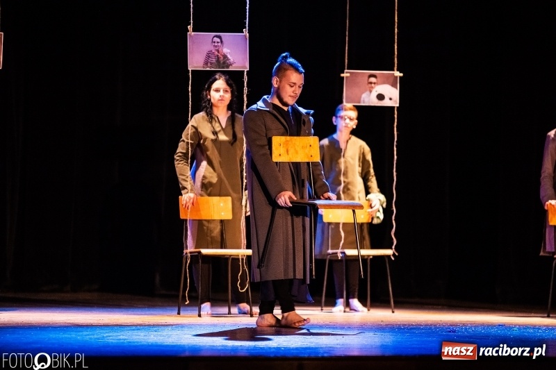 Zdjęcie w galerii na portalu naszraciborz.pl: Spektakl w wykonaniu grupy teatralnej Melpomena w RCK wiadomości z regionu