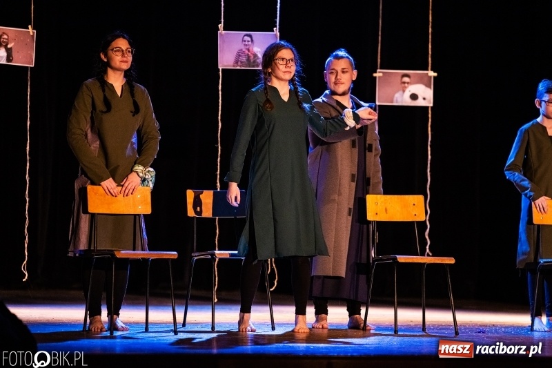 Zdjęcie w galerii na portalu naszraciborz.pl: Spektakl w wykonaniu grupy teatralnej Melpomena w RCK wiadomości z regionu