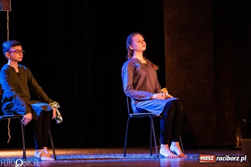 Zdjęcie w galerii na portalu naszraciborz.pl: Spektakl w wykonaniu grupy teatralnej Melpomena w RCK wiadomości z regionu