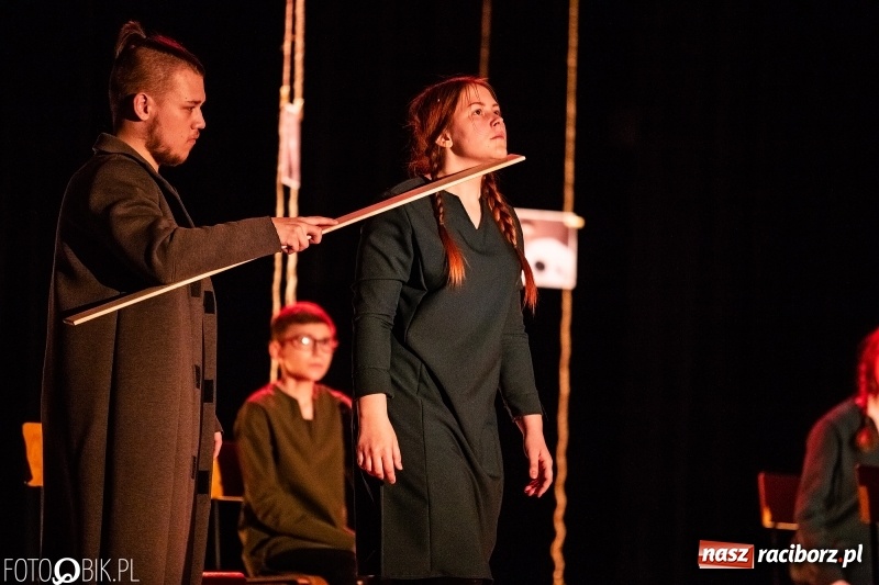 Zdjęcie w galerii na portalu naszraciborz.pl: Spektakl w wykonaniu grupy teatralnej Melpomena w RCK wiadomości z regionu