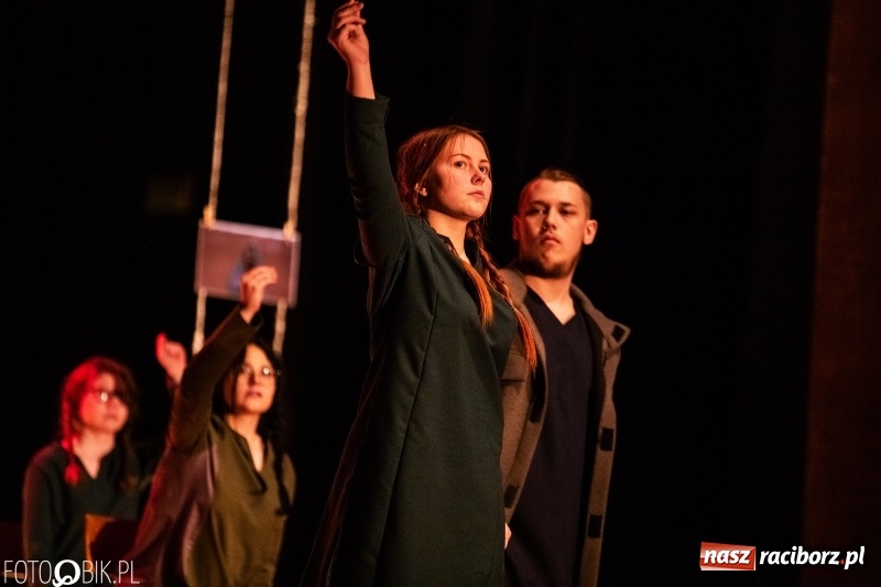 Zdjęcie w galerii na portalu naszraciborz.pl: Spektakl w wykonaniu grupy teatralnej Melpomena w RCK wiadomości z regionu