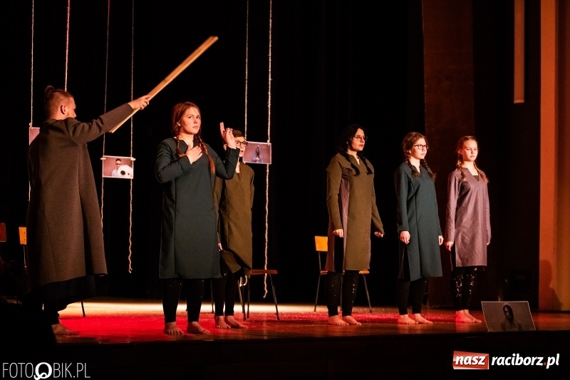 Zdjęcie w galerii na portalu naszraciborz.pl: Spektakl w wykonaniu grupy teatralnej Melpomena w RCK wiadomości z regionu