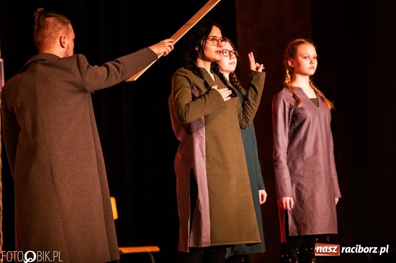 Zdjęcie w galerii na portalu naszraciborz.pl: Spektakl w wykonaniu grupy teatralnej Melpomena w RCK wiadomości z regionu