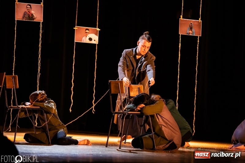 Zdjęcie w galerii na portalu naszraciborz.pl: Spektakl w wykonaniu grupy teatralnej Melpomena w RCK wiadomości z regionu