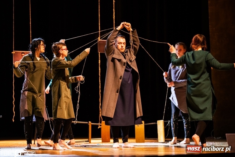 Zdjęcie w galerii na portalu naszraciborz.pl: Spektakl w wykonaniu grupy teatralnej Melpomena w RCK wiadomości z regionu