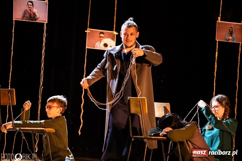 Zdjęcie w galerii na portalu naszraciborz.pl: Spektakl w wykonaniu grupy teatralnej Melpomena w RCK wiadomości z regionu