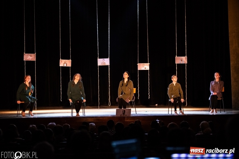 Zdjęcie w galerii na portalu naszraciborz.pl: Spektakl w wykonaniu grupy teatralnej Melpomena w RCK wiadomości z regionu