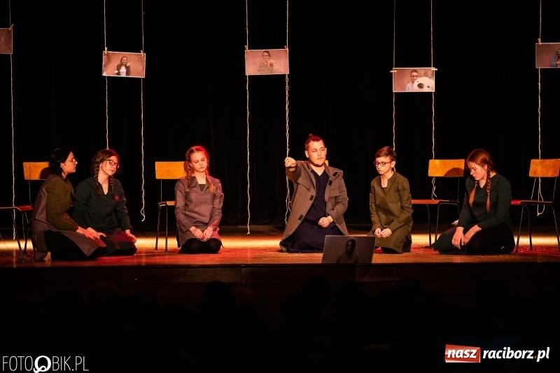 Zdjęcie w galerii na portalu naszraciborz.pl: Spektakl w wykonaniu grupy teatralnej Melpomena w RCK wiadomości z regionu