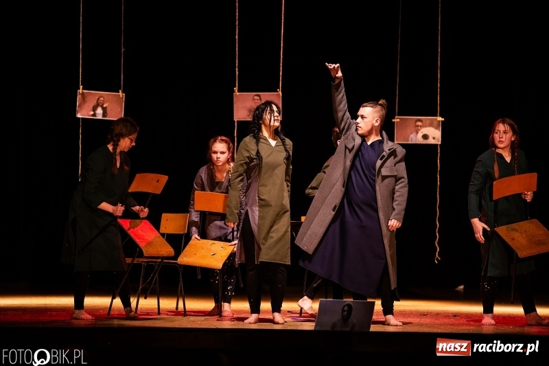 Zdjęcie w galerii na portalu naszraciborz.pl: Spektakl w wykonaniu grupy teatralnej Melpomena w RCK wiadomości z regionu