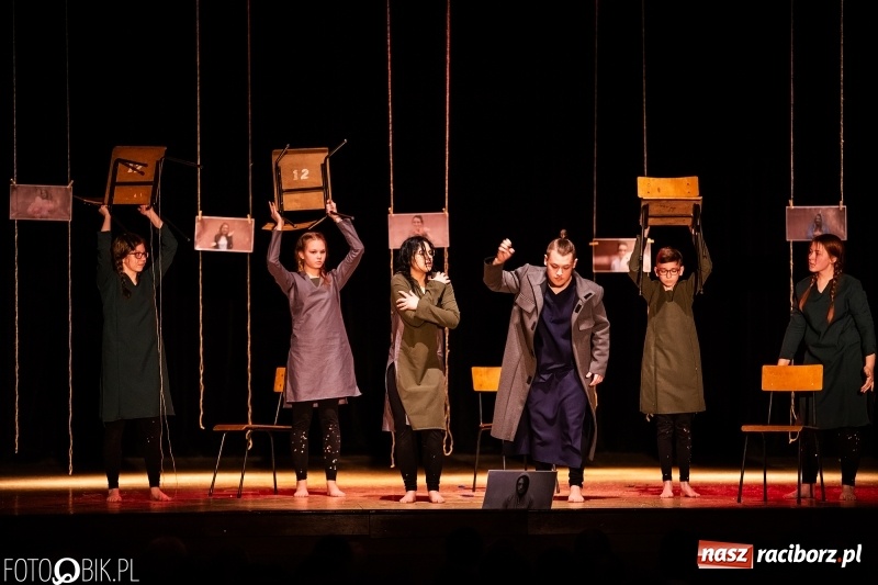 Zdjęcie w galerii na portalu naszraciborz.pl: Spektakl w wykonaniu grupy teatralnej Melpomena w RCK wiadomości z regionu