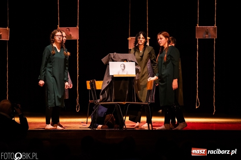 Zdjęcie w galerii na portalu naszraciborz.pl: Spektakl w wykonaniu grupy teatralnej Melpomena w RCK wiadomości z regionu