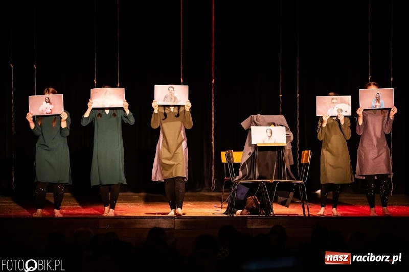 Zdjęcie w galerii na portalu naszraciborz.pl: Spektakl w wykonaniu grupy teatralnej Melpomena w RCK wiadomości z regionu