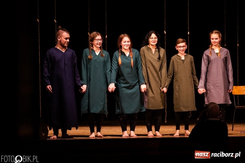 Zdjęcie w galerii na portalu naszraciborz.pl: Spektakl w wykonaniu grupy teatralnej Melpomena w RCK wiadomości z regionu